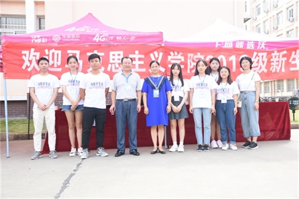 图为校领导老师与新生，迎新工作人员合照.jpg