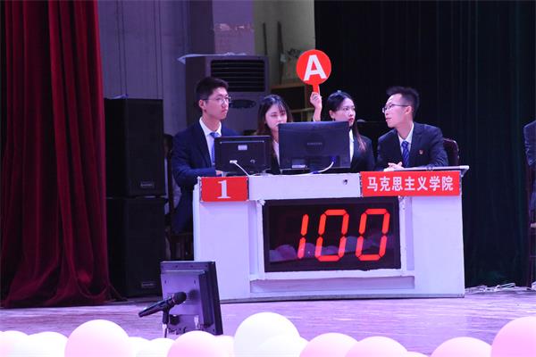 图为谈球吧代表队答题.JPG