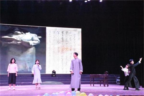 图为谈球吧选手朗诵《无法寄出的信》.JPG