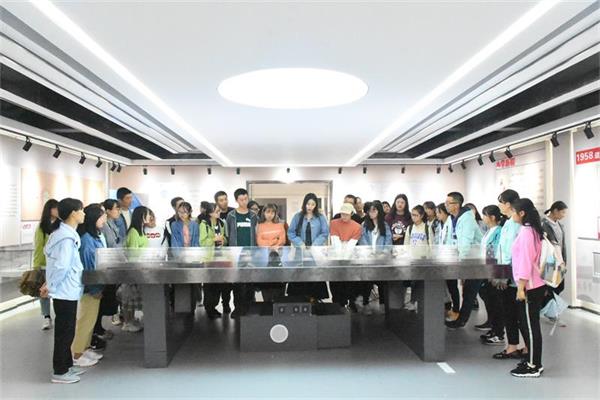 图为团校公司参观校史馆.JPG